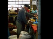 Povestea emoționantă a acestui bătrân. ”I-au dat lacrimile, mari cât un bob de mazăre”