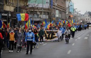O nouă zi de proteste în Capitală. Sute de bucureșteni, dar și persoane sosite din toată țara au ieșit în stradă