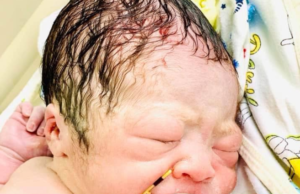 Ironia sorţii. Un bebeluş s-a născut cu steriletul mamei în mână