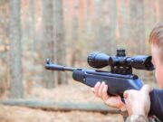 Bărbatul cu arma căruia un copil și-a împușcat mortal fratele de cinci ani a fost reținut