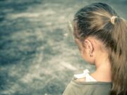 Cronica unei traume repetate în instanțe. O fetiță de 9 ani, victima unui abuz sexual, obligată să vorbească în fața agresorului