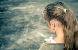Cronica unei traume repetate în instanțe. O fetiță de 9 ani, victima unui abuz sexual, obligată să vorbească în fața agresorului