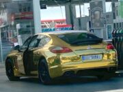 Un tânăr din Târgu Jiu şi-a luat Porsche Panamera „de aur” şi i-a pus numărul „Dubai”