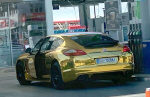 Un tânăr din Târgu Jiu şi-a luat Porsche Panamera „de aur” şi i-a pus numărul „Dubai”