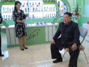 Kim Jong Un interzice purtarea blugilor rupţi sau skinny în Coreea de Nord