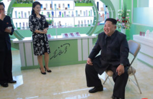 Kim Jong Un interzice purtarea blugilor rupţi sau skinny în Coreea de Nord