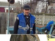 A stat în casă cu un coif vechi