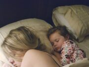 Mama fusese fotografiată de soț cu telefonul ei în timp ce dormea. Care este adevărul din spatele acestei imagini