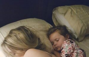 Mama fusese fotografiată de soț cu telefonul ei în timp ce dormea. Care este adevărul din spatele acestei imagini