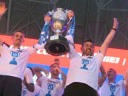 Momente superbe pe ”Ion Oblemenco”! Elevii lui Ouzounidis au sărbătorit alături de suporteri câștigarea Cupei României