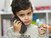 Un băiat de 4 ani a chemat poliția sunând la numărul de urgență scris pe mașina lui de jucărie, după ce mama sa a leșinat în casă