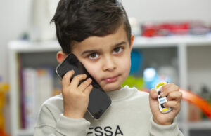 Un băiat de 4 ani a chemat poliția sunând la numărul de urgență scris pe mașina lui de jucărie, după ce mama sa a leșinat în casă