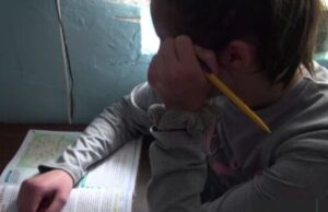 Drama lui Nicuşor, un copil de 14 ani bătut şi pus la munci grele zilnic de părinți. “Doar câinele mă iubeşte”
