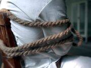 Coșmarul unui tânăr plecat la muncă în Olanda: legat de scaun și bătut până la leșin. Agresorii, colegii români