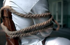 Coșmarul unui tânăr plecat la muncă în Olanda: legat de scaun și bătut până la leșin. Agresorii, colegii români