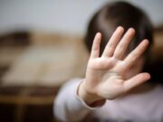 O fetiță s-a apărat cu doi câini de un prădător sexual, dar acesta a găsit-o apoi ascunsă în pod. Familia copilei îl iertase pentru alt abuz