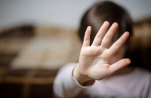 O fetiță s-a apărat cu doi câini de un prădător sexual, dar acesta a găsit-o apoi ascunsă în pod. Familia copilei îl iertase pentru alt abuz