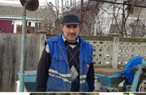 A stat în casă cu un coif vechi