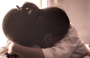 O fetiţă abuzată sexual de ambii părinţi, ani la rând, a fost salvată de colegele ei din clasa a VII-a