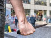 Scenariu de film, în Iași. Un bărbat cu aere de interlop l-a atacat cu cuțitul pe iubitul surorii sale, în plină stradă