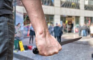 Scenariu de film, în Iași. Un bărbat cu aere de interlop l-a atacat cu cuțitul pe iubitul surorii sale, în plină stradă