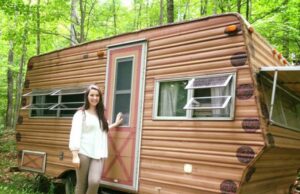 O adolescentă și-a cumpărat o rablă de rulotă cu 200 de dolari.