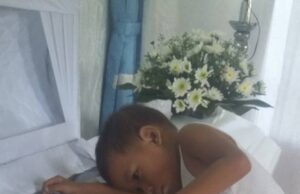 În mijlocul slujbei, copilul s-a ridicat în tăcere, s-a dus la sicriul mamei sale și a lipit urechea de el