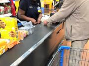 Un bătrânel a împrăștiat banii pe tejgheaua supermarketului.