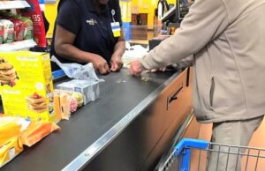 Un bătrânel a împrăștiat banii pe tejgheaua supermarketului.