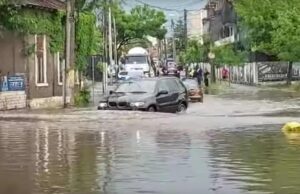 Ploaia a creat noi probleme în Craiova. Străzi inundate și copaci doborâți de vânt