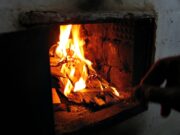 Copilă de 3 ani din Neamț, moartă după ce i-a dat foc unchiul ei, de 7 ani. Băiețelul încerca să aprindă focul în sobă cu benzină