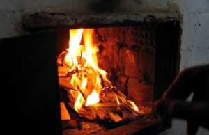 Copilă de 3 ani din Neamț, moartă după ce i-a dat foc unchiul ei, de 7 ani. Băiețelul încerca să aprindă focul în sobă cu benzină