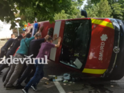 Momente de groază la Buzău, după ce o ambulanță SMURD a fost dată peste cap la ieşirea din curtea ISU