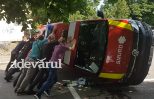 Momente de groază la Buzău, după ce o ambulanță SMURD a fost dată peste cap la ieşirea din curtea ISU