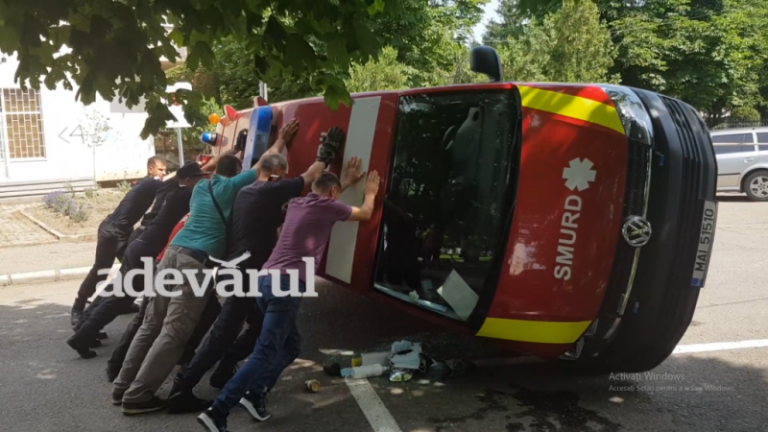 Momente de groază la Buzău, după ce o ambulanță SMURD a fost dată peste cap la ieşirea din curtea ISU