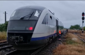O femeie a murit după ce maşina pe care o conducea a fost lovită de un tren în județul Mureș
