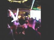 Bătaie în club: Tânără pipăită și bărbați luați la pumni!