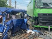 O familie a fost spulberată de un camion, în Dej. Tatăl intrase cu mașina pe contrasens