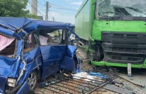 O familie a fost spulberată de un camion, în Dej. Tatăl intrase cu mașina pe contrasens