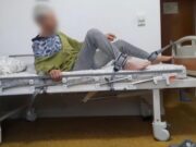 Camera ascunsă: Bătrâni legați de pat, toalete murdare și mâncare mucegăită la un azil privat din București. Infirmieră: „Sunt înjurați, sunt bruscați”