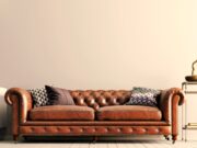 Femeie la un pas să fie strivită de o canapea aruncată pe fereastră