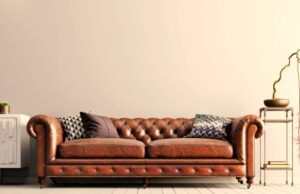 Femeie la un pas să fie strivită de o canapea aruncată pe fereastră