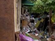 Un craiovean a strâns munţi de gunoaie în curte şi în casă, spre disperarea vecinilor: „Vezi şobolanii cum fug de la el şi trec pe aici”