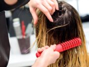 Experiența șocantă a unei tinere. A mers la salon pentru vopsit, dar când s-a privit în oglindă, a izbucnit pe loc în lacrimi – Ce îi făcuse stilistul.