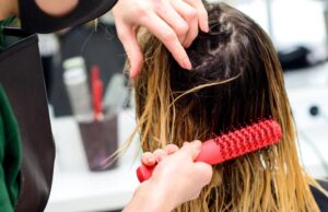 Experiența șocantă a unei tinere. A mers la salon pentru vopsit, dar când s-a privit în oglindă, a izbucnit pe loc în lacrimi – Ce îi făcuse stilistul.