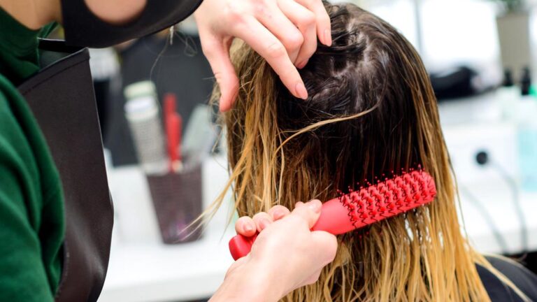 Experiența șocantă a unei tinere. A mers la salon pentru vopsit, dar când s-a privit în oglindă, a izbucnit pe loc în lacrimi – Ce îi făcuse stilistul.