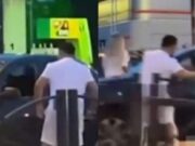 Scene îngrozitoare pe străzile Capitalei! Șofer bătut cu o crosă de golf în trafic, după ce i-a fost spart geamul mașinii