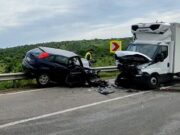 Un șofer beat și fără permis s-a urcat cu mașina pe un parapet, după ce a lovit o dubă pe contrasens, în Tulcea