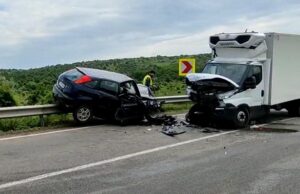 Un șofer beat și fără permis s-a urcat cu mașina pe un parapet, după ce a lovit o dubă pe contrasens, în Tulcea