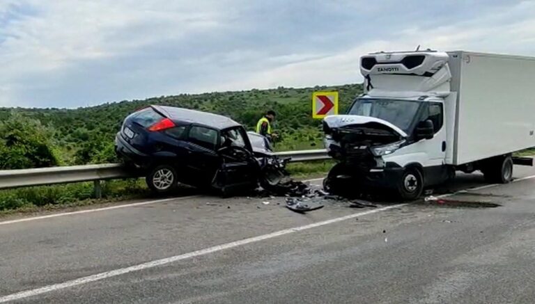 Un șofer beat și fără permis s-a urcat cu mașina pe un parapet, după ce a lovit o dubă pe contrasens, în Tulcea